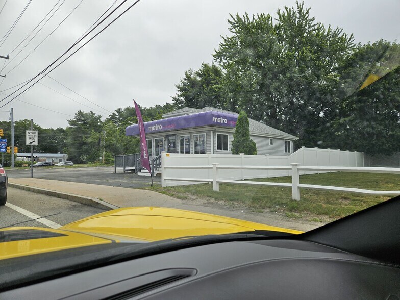 More Photos Of 722 Tiogue Ave, Coventry Freestanding For Sale