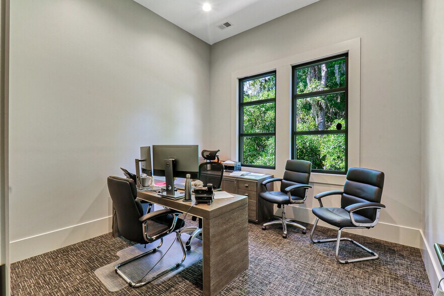More Photos Of 10 Park Ln, Hilton Head Island Office For Sale