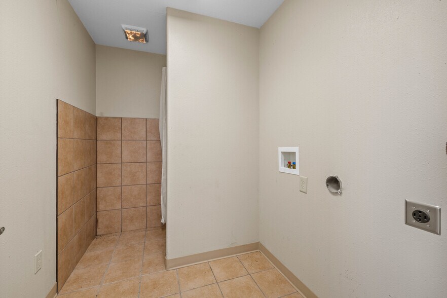 More Photos Of 2708 30th Ave NE, Minot Manufacturing For Sale