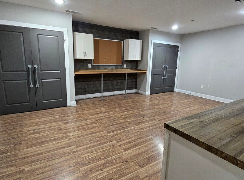 More Photos Of 913 Cobb Pky N, Marietta Warehouse For Lease