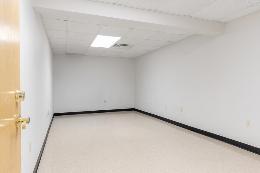 More Photos Of 51 W 130th St, Hinckley Office For Lease