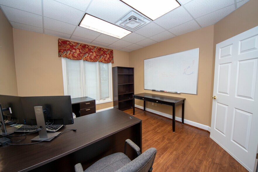 More Photos Of 303 Middletown Pky, Louisville Office For Lease