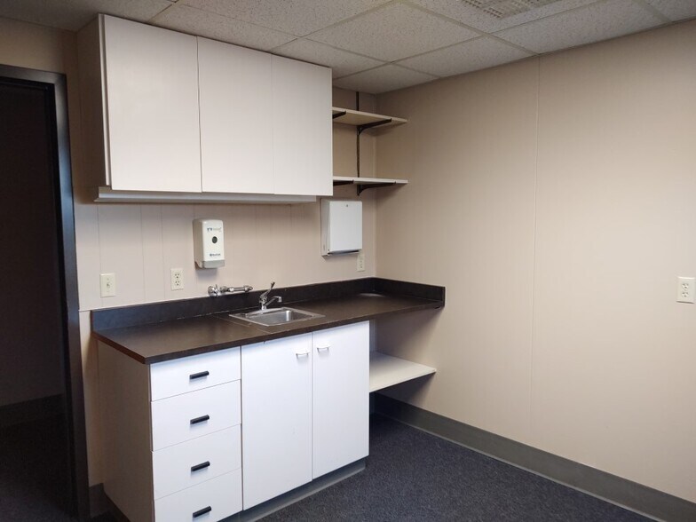 More Photos Of 5727 Strathmoor Dr, Rockford Medical For Sale