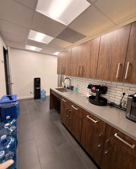 More Photos Of 2211 Buena Vista St, San Antonio Medical For Lease