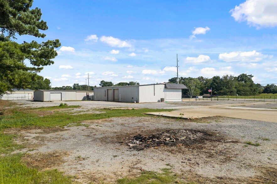 More Photos Of 10063 US-72, Rogersville Warehouse For Lease