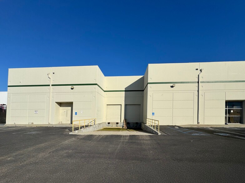 More Photos Of 18037 S Broadway St, Carson Distribution For Lease