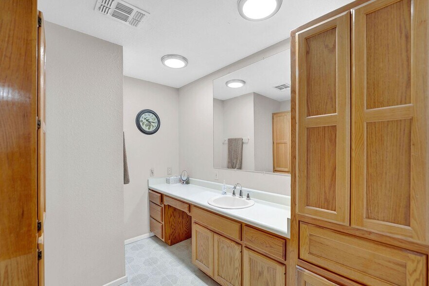 More Photos Of 389 Interstate 35 S, Devine Unknown For Lease