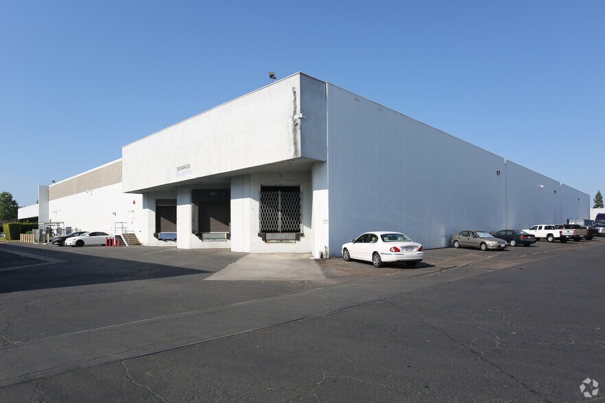 More Photos Of 3501 W Segerstrom Ave, Santa Ana Distribution For Lease