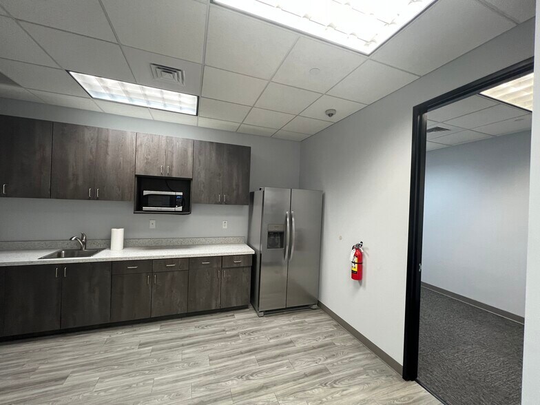 More Photos Of 5701 W Talavi Blvd, Glendale Office For Lease