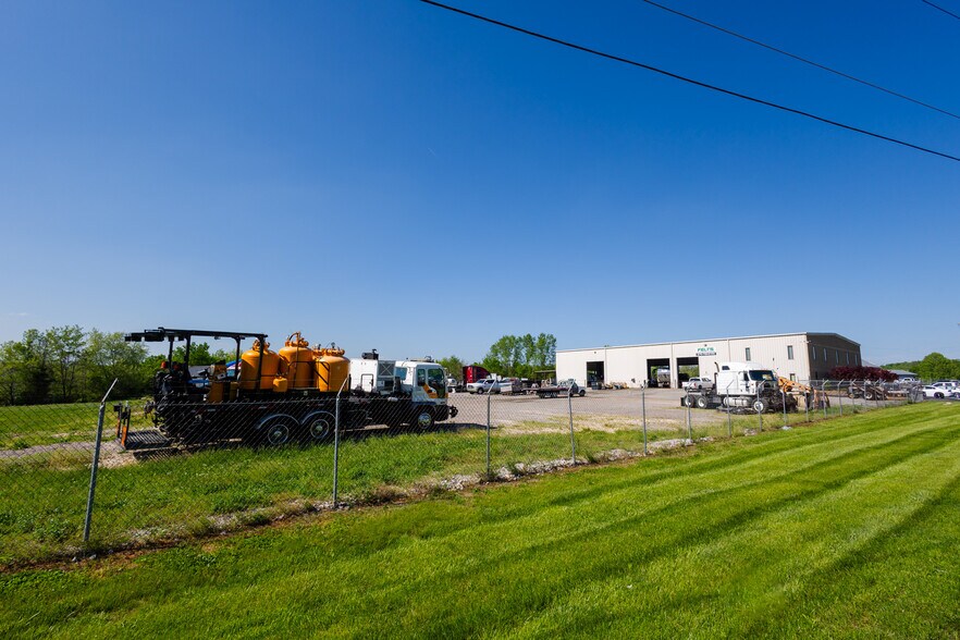 More Photos Of 267 N Graham St, Bowling Green Light Distribution For Sale