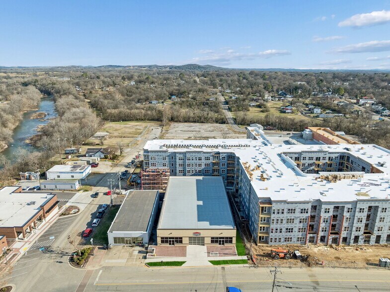 More Photos Of 702 Woodland St, Columbia Showroom For Sale