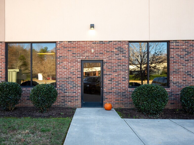 More Photos Of 129 Oakpark Dr, Mooresville Light Manufacturing For Lease