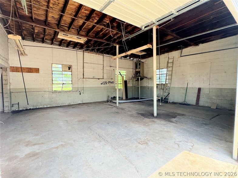 More Photos Of 728 Main St, Cushing Light Distribution For Sale
