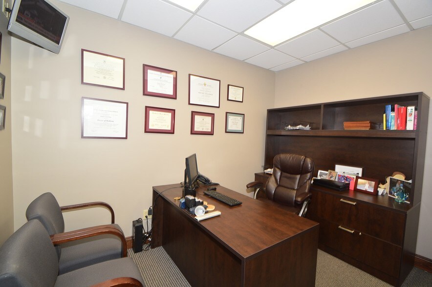More Photos Of 272 W Park Ave, Long Beach Medical For Sale