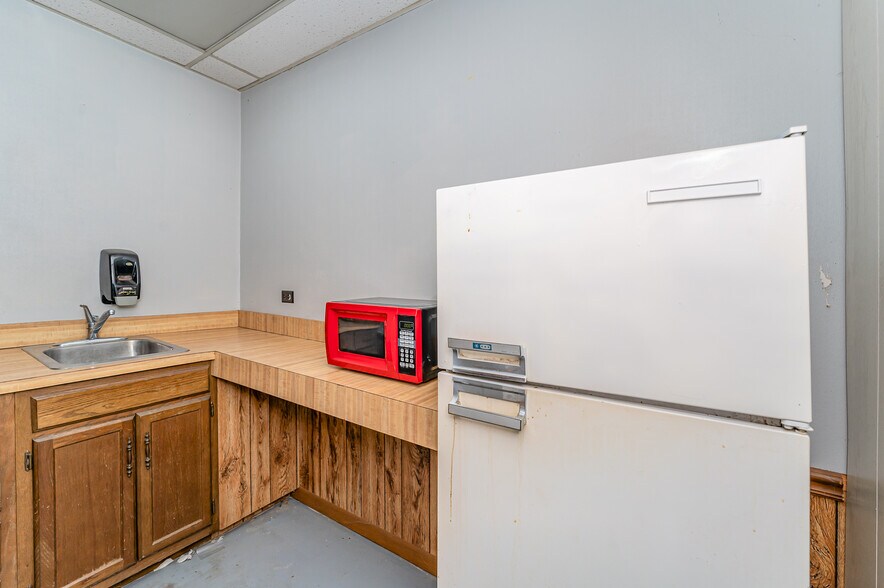 More Photos Of 4813 W Gate City Blvd, Greensboro Light Distribution For Sale