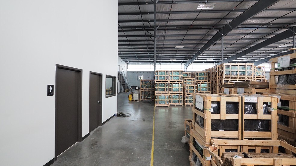 More Photos Of 21110 N Summitry Cir, Katy Warehouse For Lease