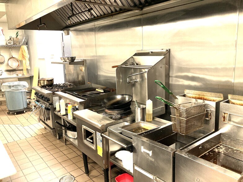 More Photos Of 1030 W John Carpenter Fwy, Irving Freestanding For Sale