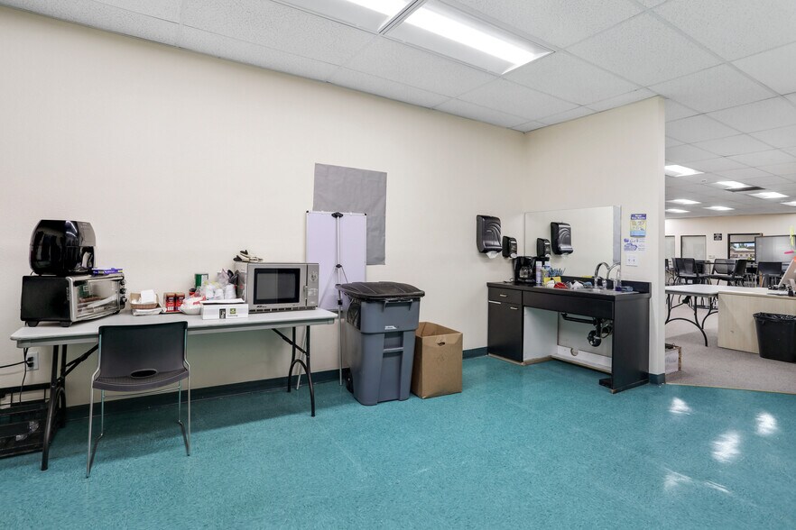 More Photos Of 8807 Thornton Rd, Stockton Storefront Retail Office For Lease