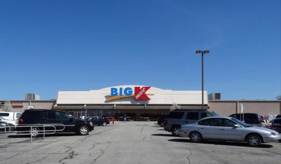 More Photos Of 400 E Rollins Rd, Round Lake Beach General Retail For Lease