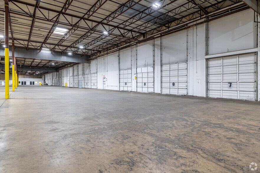 More Photos Of 2301 W Commerce St, Dallas Distribution For Sale