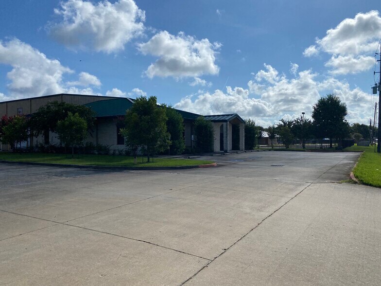 More Photos Of 18050 Kieth Harrow Blvd, Houston Warehouse For Lease