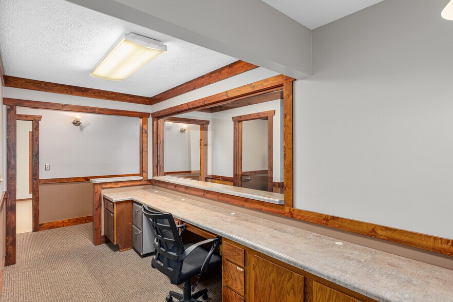 More Photos Of 709 Staunton Rd, Gillespie Office For Sale