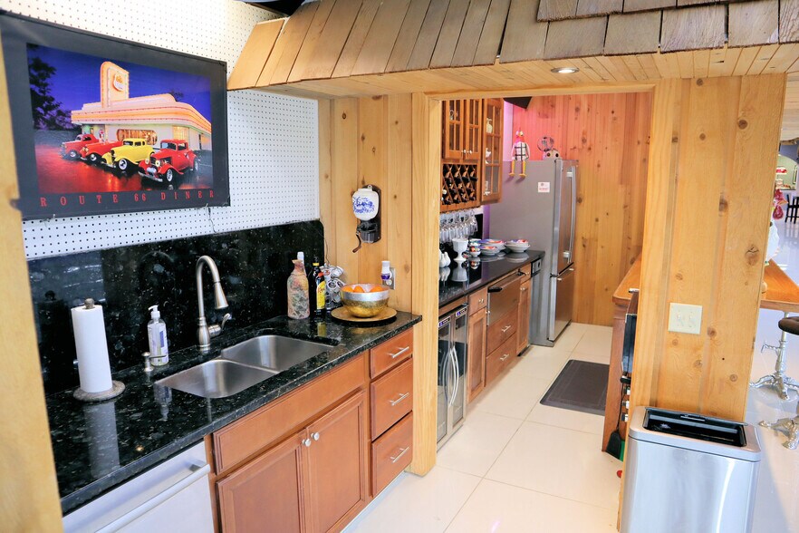 More Photos Of 395 S Ocoee St, Cleveland Showroom For Sale