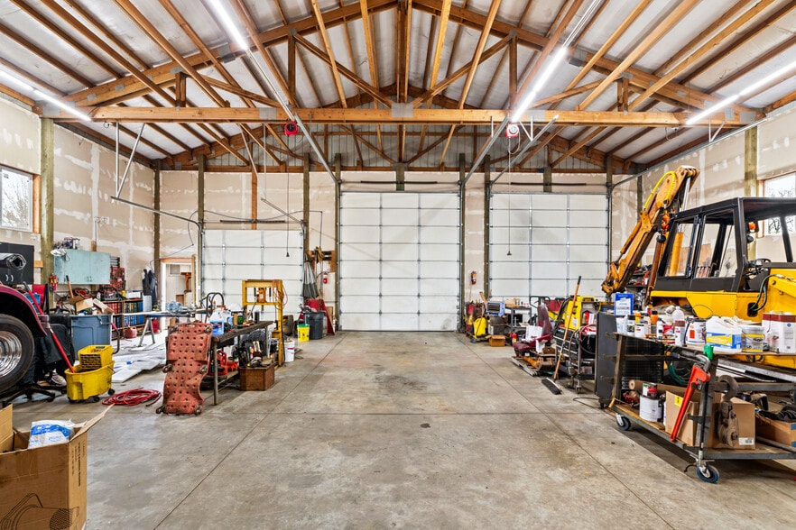 More Photos Of 3894 Roosevelt Blvd, Eugene Industrial For Sale
