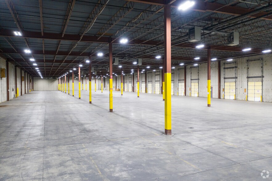 More Photos Of 11651 NW Ambassador Dr, Kansas City Distribution For Lease