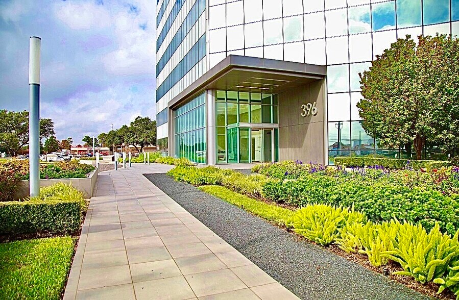 More Photos Of 396 W Greens Rd, Houston Office For Sale
