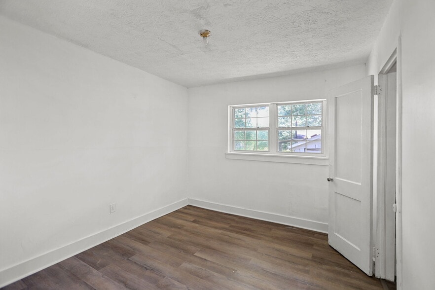 More Photos Of 138 Main St, Sharpsburg Flex For Sale