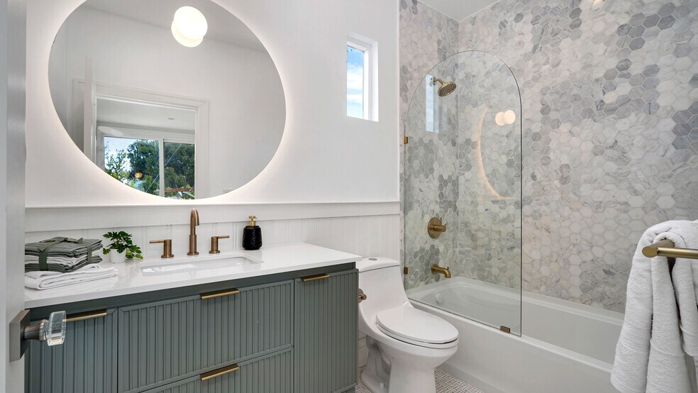 More Photos Of 1351 Seward St, Los Angeles Apartments For Sale
