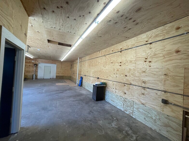 More Photos Of 1600 3rd Ave, La Marque Service For Lease