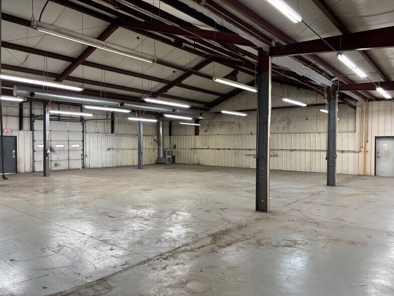 More Photos Of 364 Dixon St, Lexington Warehouse For Lease