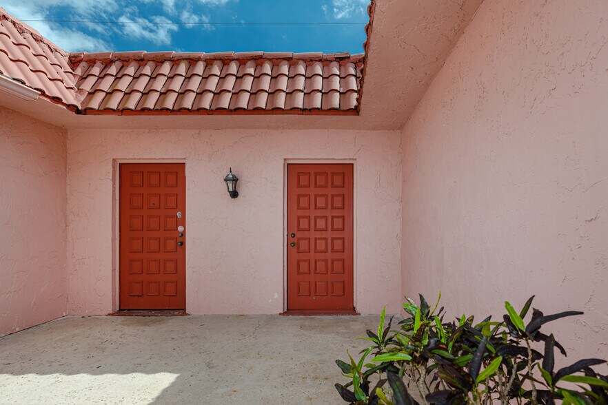 More Photos Of 6449 38th Ave, Saint Petersburg Medical For Lease