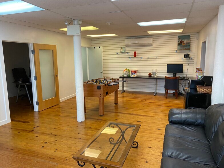 More Photos Of 7 Main St, North Kingstown Storefront Retail Office For Lease