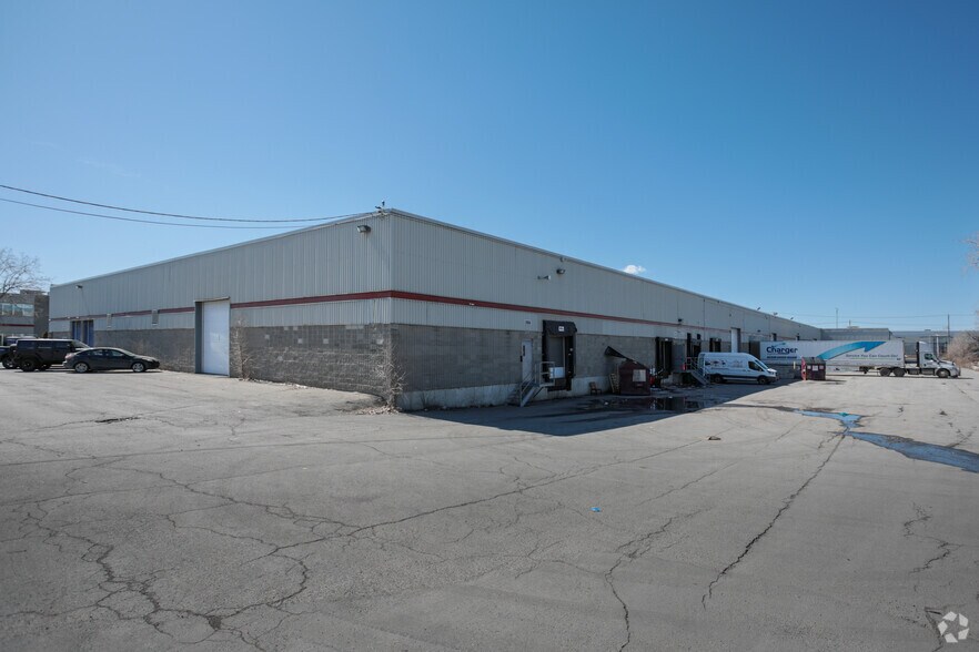 More Photos Of 7524-7550 Ch De La Côte-de-Liesse, Montréal Distribution For Sale