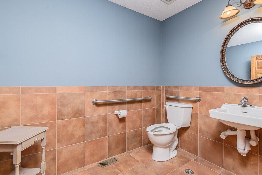 More Photos Of 9340 Parallel Pky, Kansas City Office For Sale