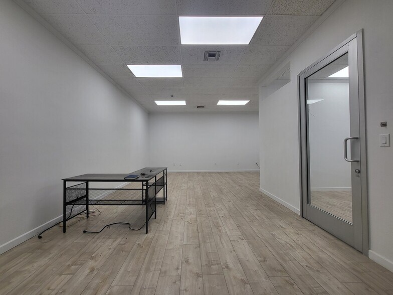 More Photos Of 4711 Oakwood Ave, Los Angeles Office For Lease