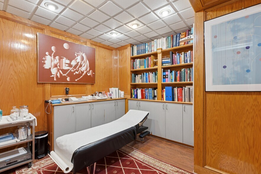 More Photos Of 25 Central Park W, New York Apartments For Lease