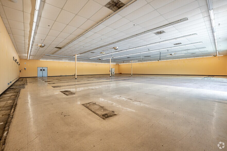 More Photos Of 1420 Hospital Rd, New Roads Storefront For Lease