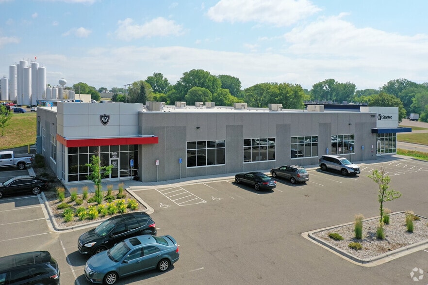 More Photos Of 2080 Wooddale Dr, Woodbury Flex For Lease