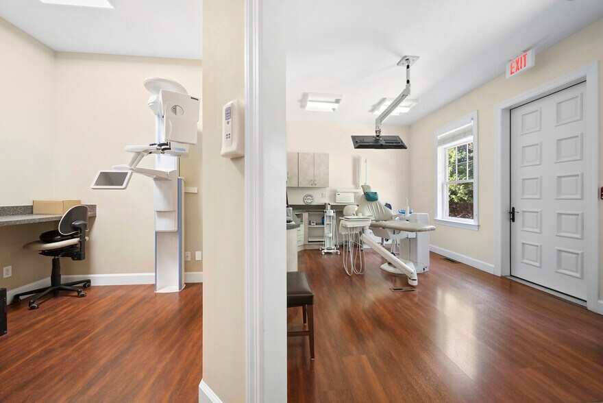 More Photos Of 16 Old Riverhead Rd, Westhampton Beach Office For Lease