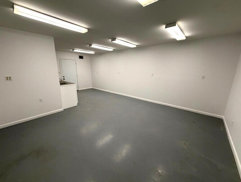 More Photos Of 4222 Russell Dr, Corpus Christi Warehouse For Lease
