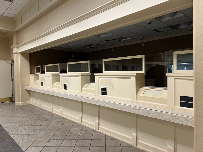 More Photos Of 6480 Milgen Rd, Midland Bank For Lease