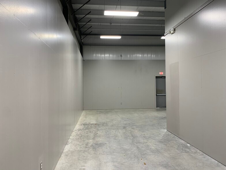 More Photos Of 12110 S Harrells Ferry Rd, Baton Rouge Showroom For Sale