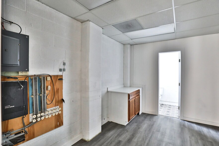 More Photos Of 411 E South 11th St, Abilene Warehouse For Lease