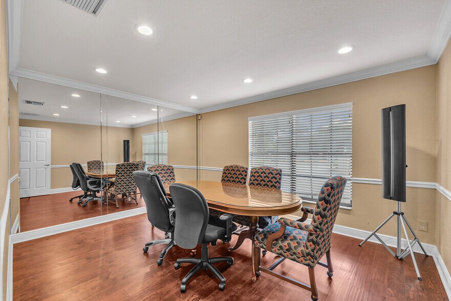 More Photos Of 308 Elizabeth St, Brandon Office For Lease