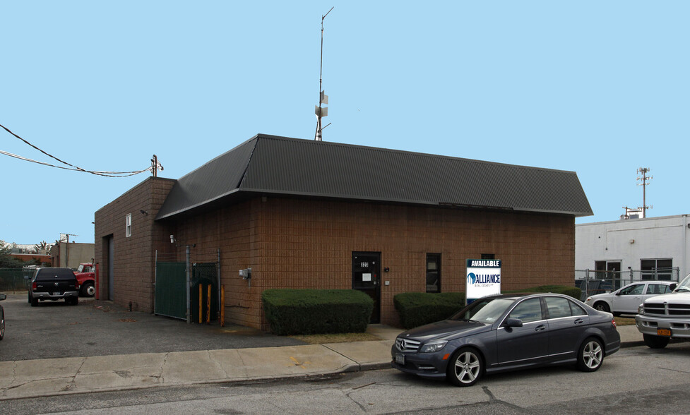 Primary Photo Of 323 Skidmore Rd, Deer Park Manufacturing For Sale