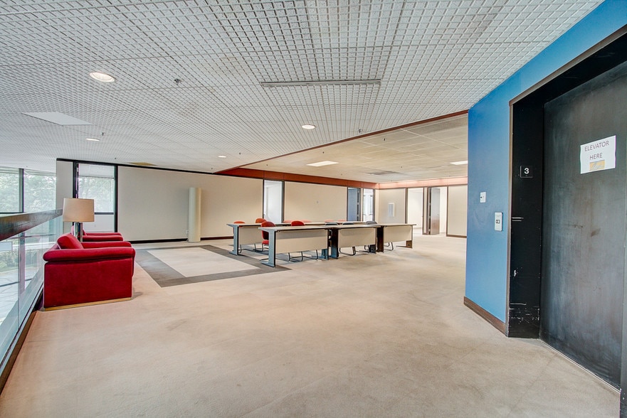 More Photos Of 575 W Madison St, Waterloo Loft Creative Space For Lease